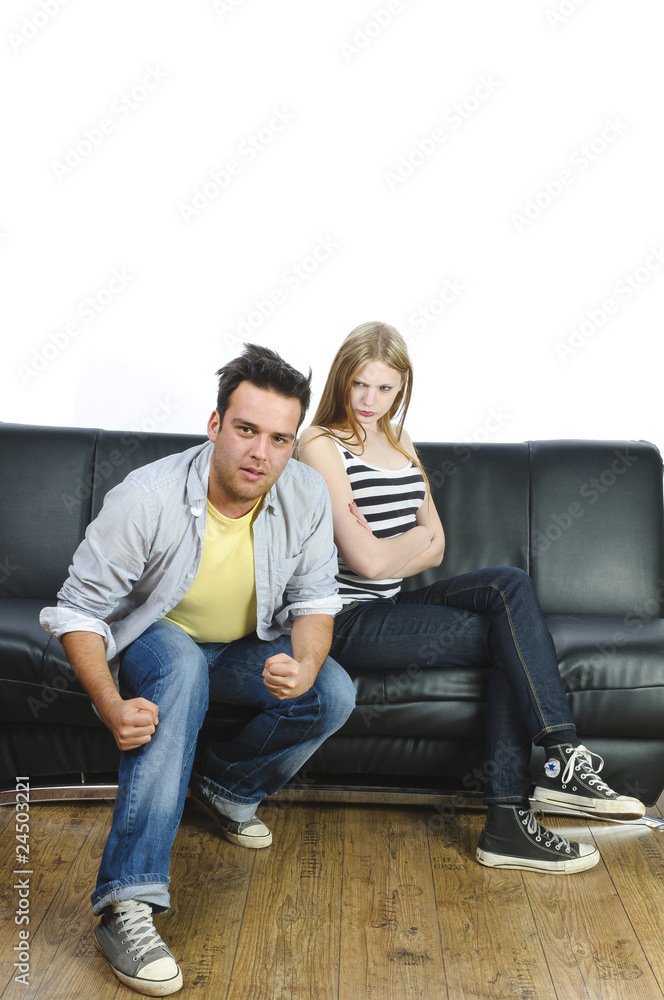 Zwei Teenager auf dem Sofa, fernsehen Zwei Teenager auf dem Sofa, fernsehen
