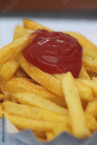 Pommes und Ketchup