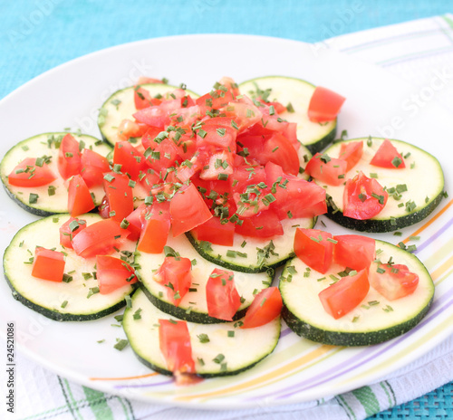 zucchinis mit Tomate