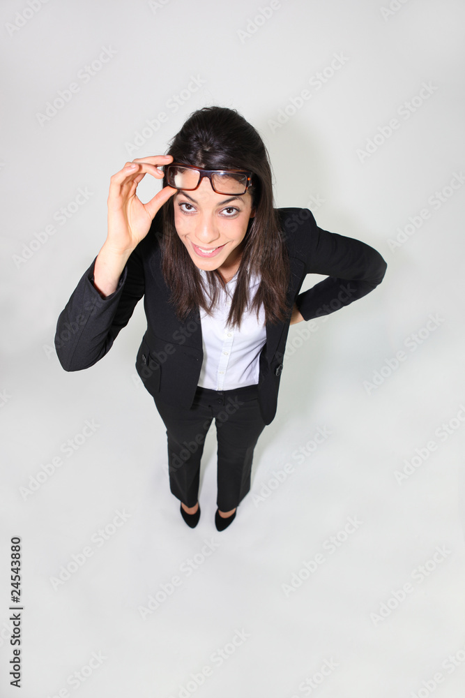 Femme d'affaires avec lunettes de vue sur fond blanc Femme d'affaires avec lunettes de vue sur fond blanc