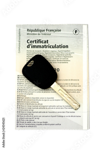 certificat d'immatriculation et une clef de voiture