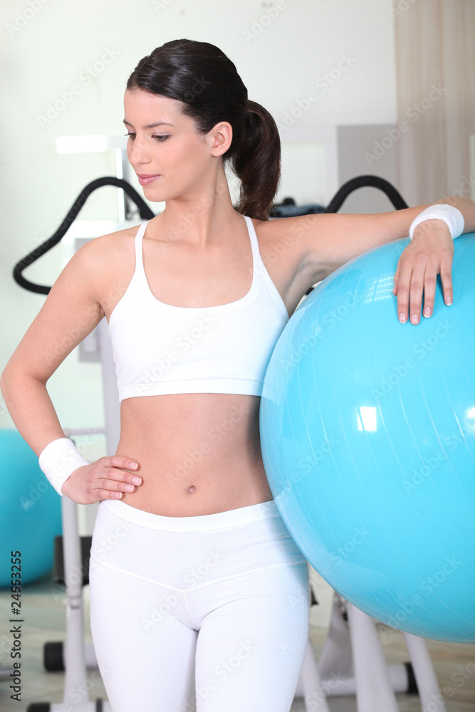 Jeune femme en salle de sport Jeune femme en salle de sport