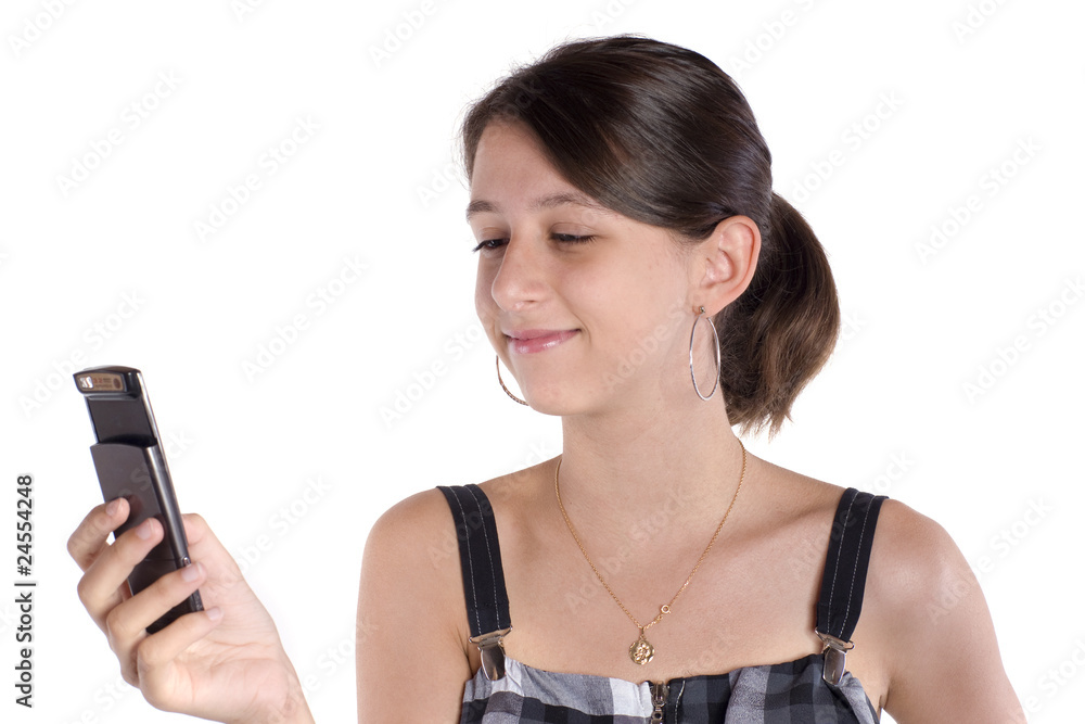 femme brune qui envoie un message avec son téléphone portable femme brune qui envoie un message avec son téléphone portable