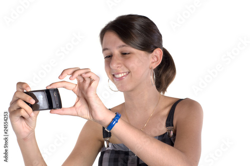 femme brune qui prend une photo avec son téléphone portable