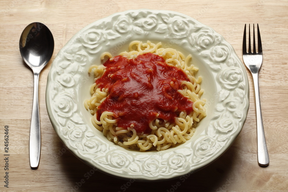 Gabelspaghetti mit Tomatensoße auf Teller