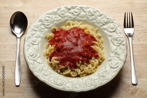 Gabelspaghetti mit Tomatensoße auf Teller photo