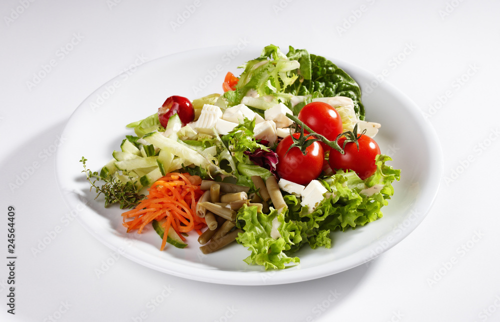 Großer, mediterraner Salatteller mit Fetakäse und Tomate Großer, mediterraner Salatteller mit Fetakäse und Tomate