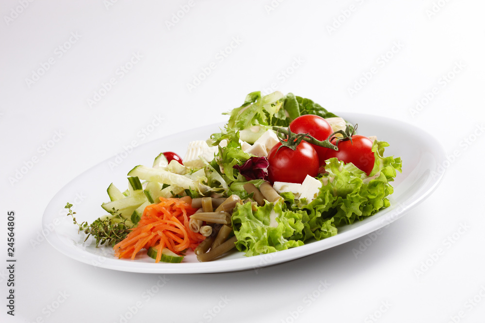 Großer, mediterraner Salatteller mit Fetakäse und Tomate Großer, mediterraner Salatteller mit Fetakäse und Tomate