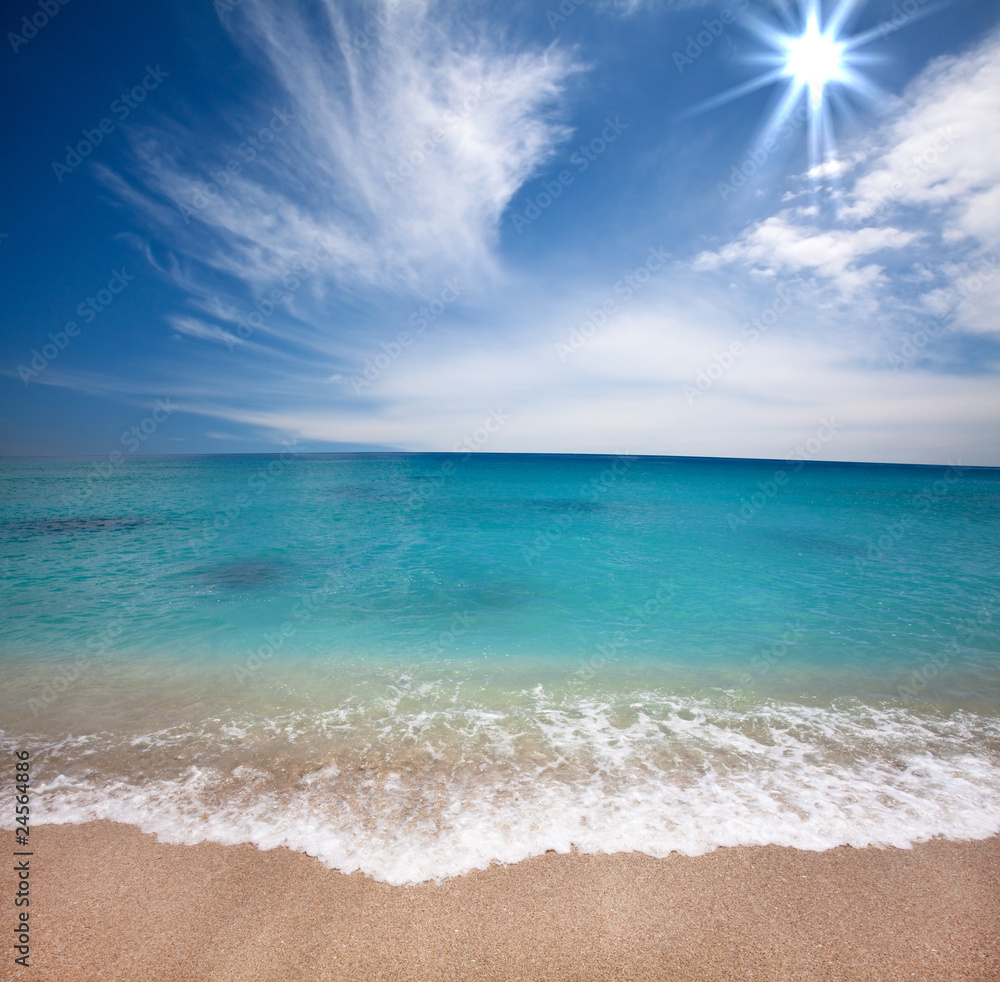 Obraz premium blue ocean and sunshine beach