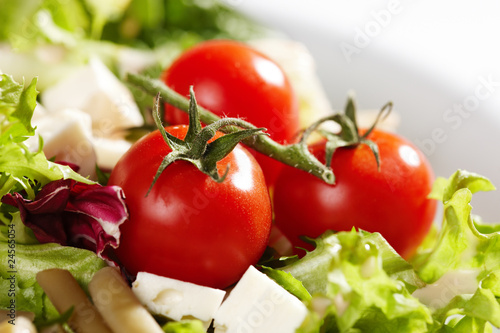 Großer, mediterraner Salatteller mit Fetakäse und Tomate photo