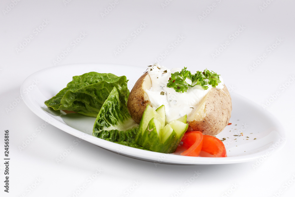 Ofenkartoffel mit Sour Cream und Salatbeilage Ofenkartoffel mit Sour Cream und Salatbeilage