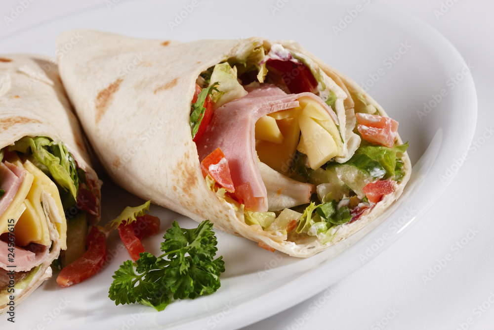 Gefüllter Wrap mit Sour Cream, Salat, Käse-Schinkenfüllung Gefüllter Wrap mit Sour Cream, Salat, Käse-Schinkenfüllung