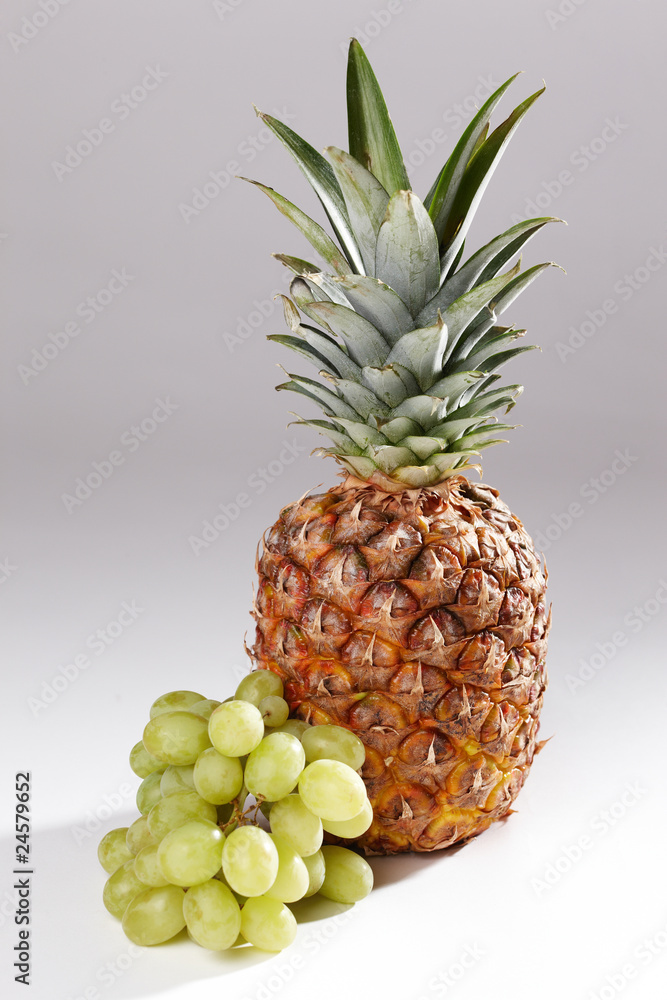 Ananas und Weintrauben Ananas und Weintrauben