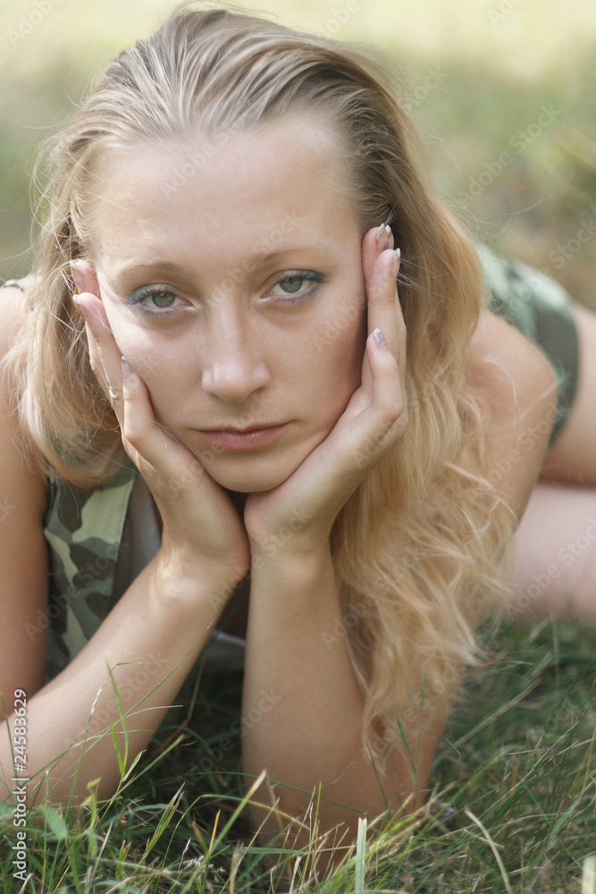 Naklejka premium pretty blonde in field