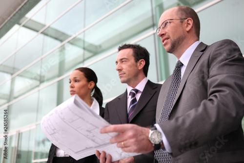 Wallpaper Mural Hommes et femme d'affaires dans le hall de l'agence Torontodigital.ca