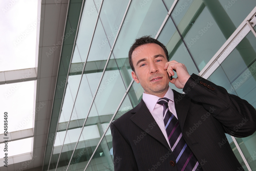 Homme d'affaires au téléphone portable Homme d'affaires au téléphone portable