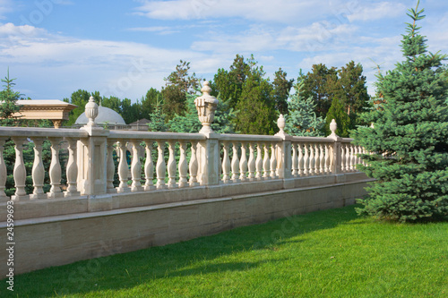 Fotografija balustrade in park