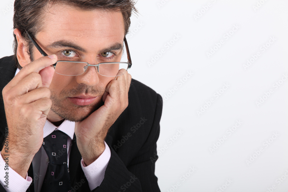 Portrait d'un homme d'affaires sur fond blanc