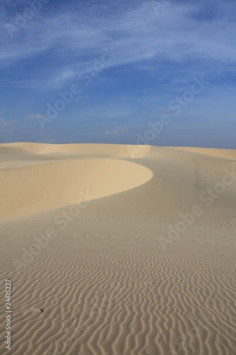 Sicheldünen aus weißem Sand am Chinesischen Meer