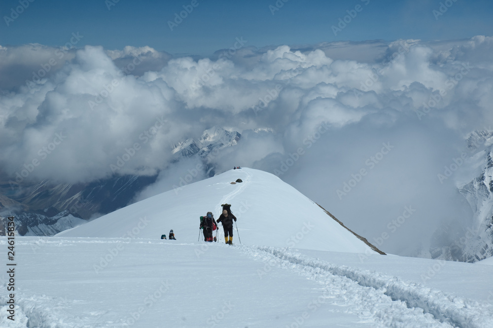 Mountaineers at 5900m on the way up to camp two (mt. Razdelnaya)