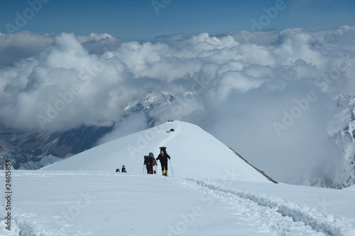 Mountaineers at 5900m on the way up to camp two (mt. Razdelnaya)