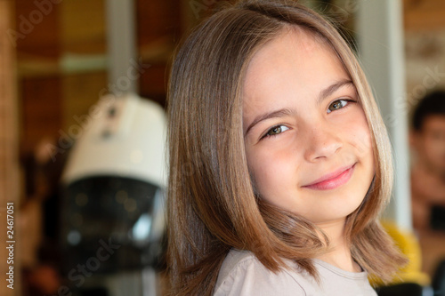 Fototapeta fillette au salon de coiffure