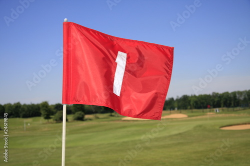 GOLF - Golfplatz mit wehender Fahne