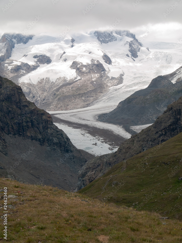 Vue sur les glaciers du Matterhorn dans les Alpes