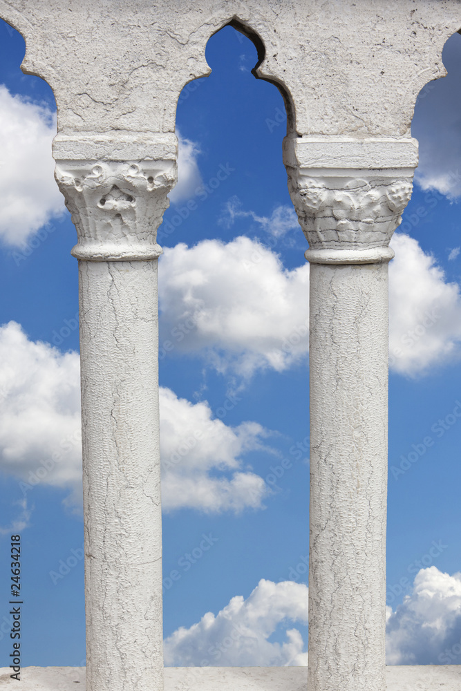 wolkenhimmel durch marmorsäulen gesehen