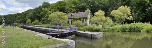 Foto écluse, canal du Nivernais, France