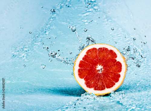 Fototapeta Naklejka Na Ścianę i Meble -  grapefruit and water