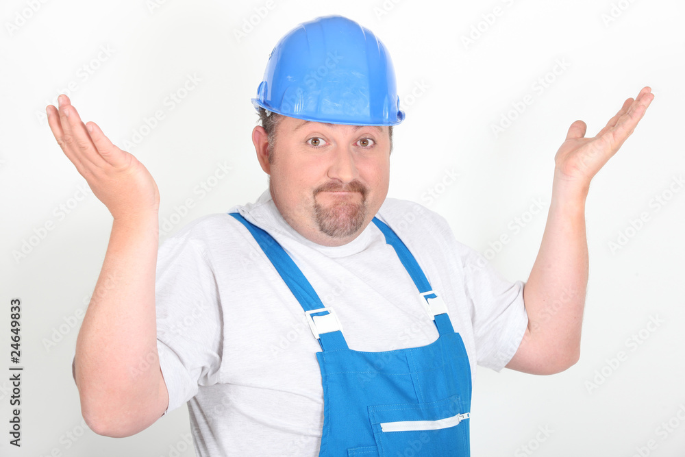 Portrait d'un ouvrier levant les bras sur fond blanc