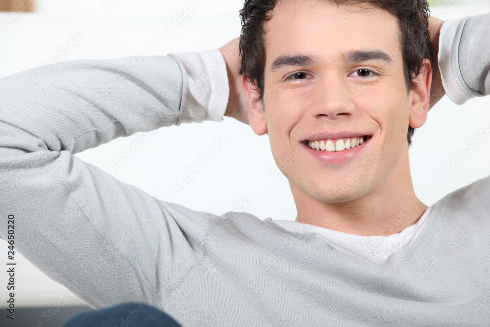 Portrait d'un jeune homme décontracté