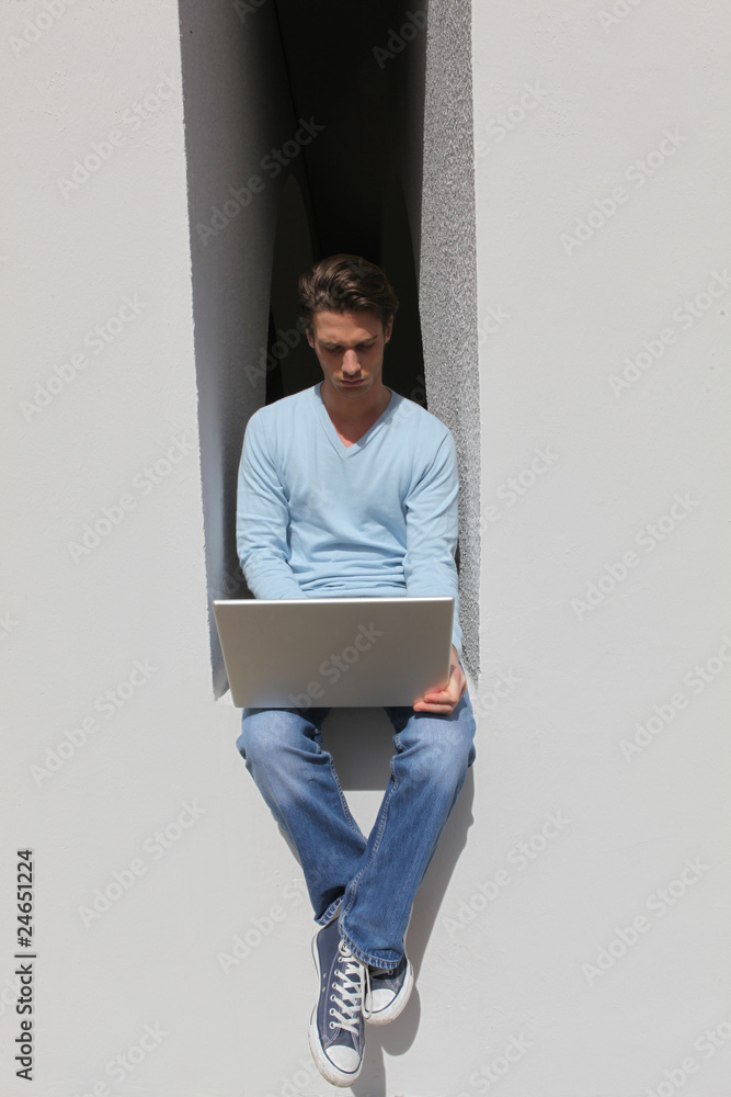 Homme devant ordinateur portable en extérieur Homme devant ordinateur portable en extérieur