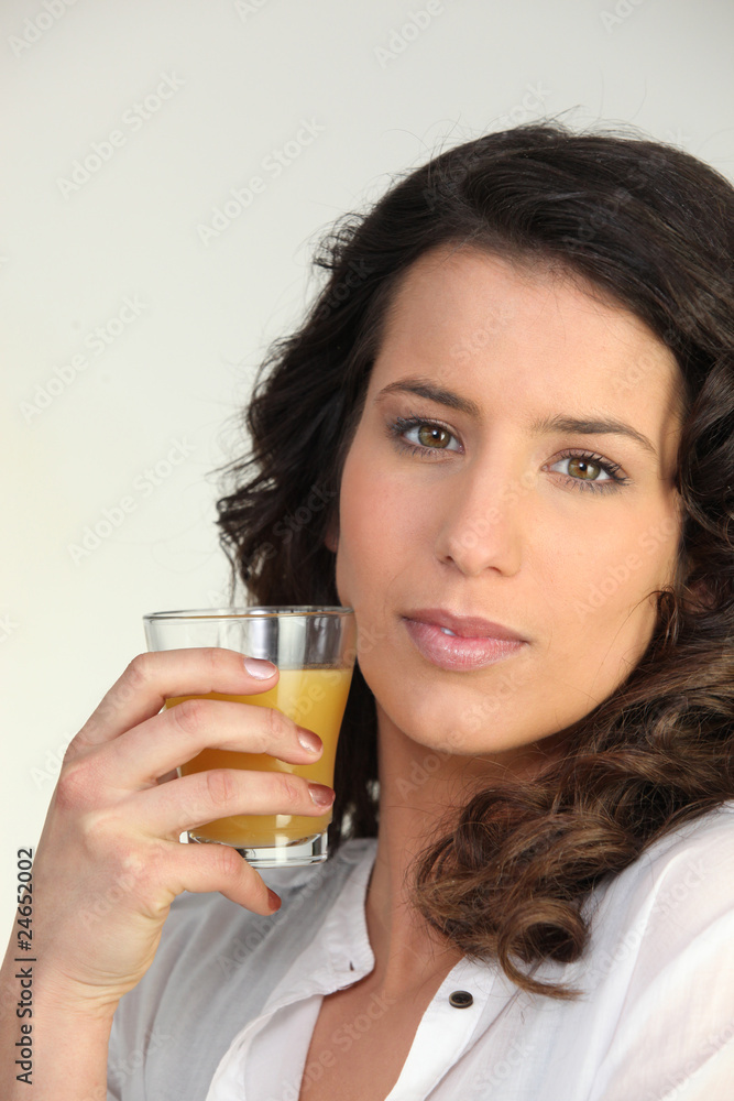 Portrait d'une femme avec verre de jus d'orange Portrait d'une femme avec verre de jus d'orange
