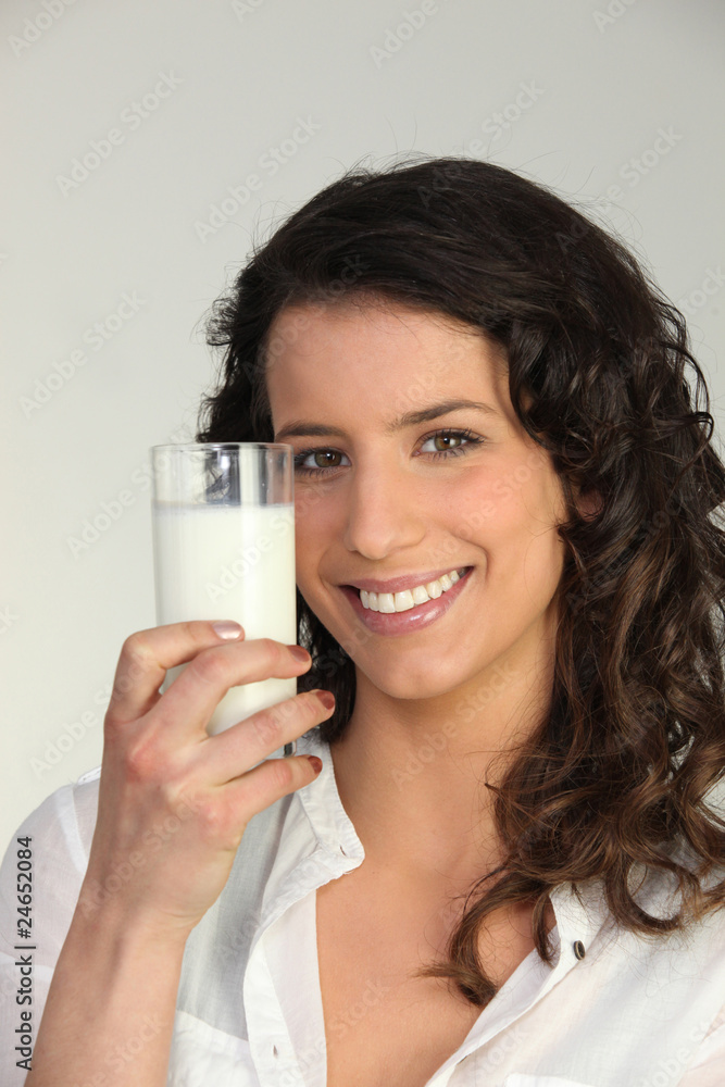 Portrait d'une jeune femme avec un verre de lait Portrait d'une jeune femme avec un verre de lait