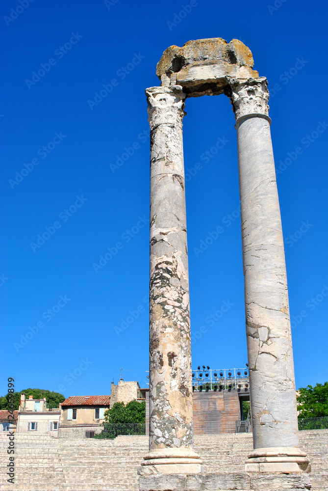 Arles - les colonnes du théatre