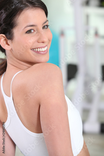 Jeune femme faisant de la gymnastique