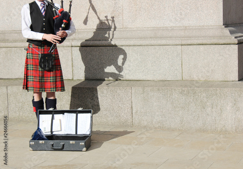Canvas Print scottish man in kilt playing bagpipes