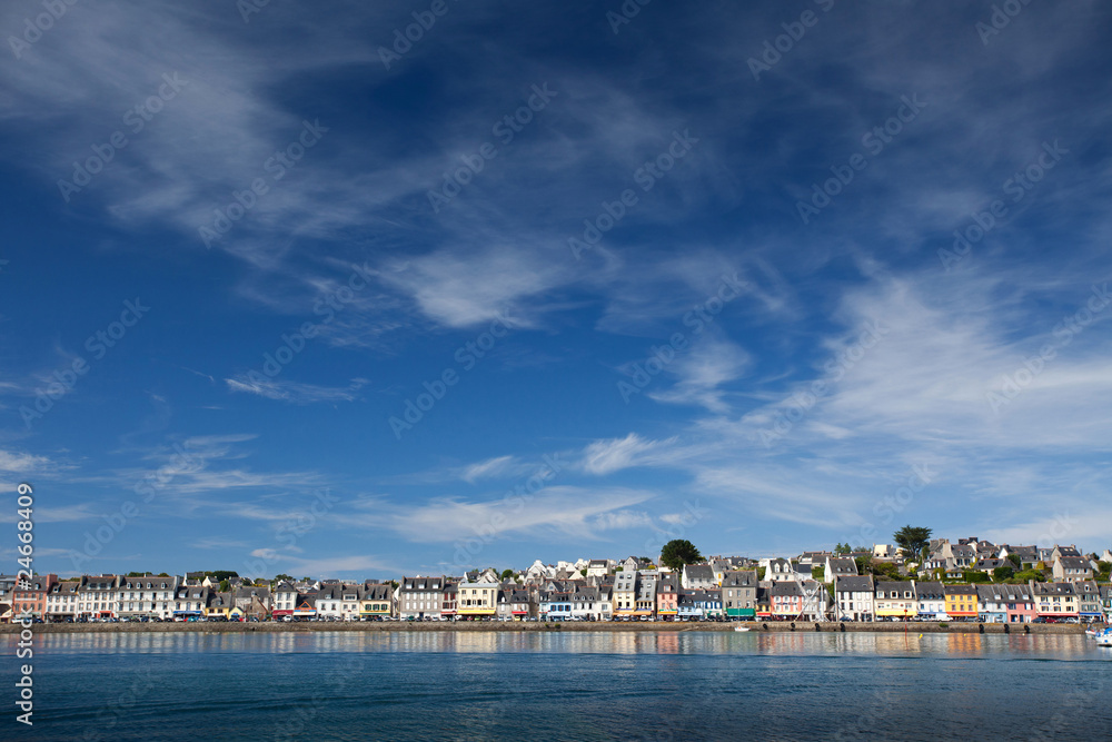 Fototapeta premium camaret crozon presqu ile mer bretagne port quai bleu