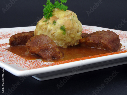 Kalbsgulasch mit Semmelknödel photo