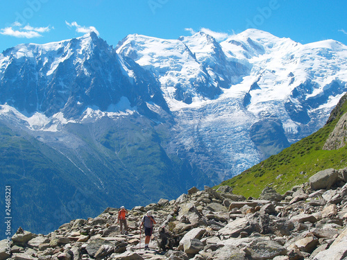 Randonneurs devant Mont Blanc