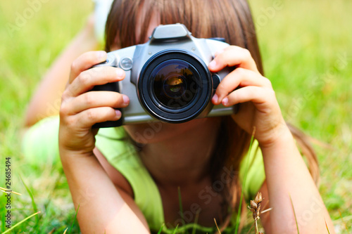 The child holds the photocamera