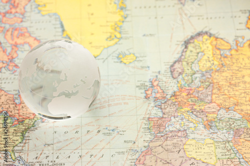 ガラスの地球とヨーロッパ地図