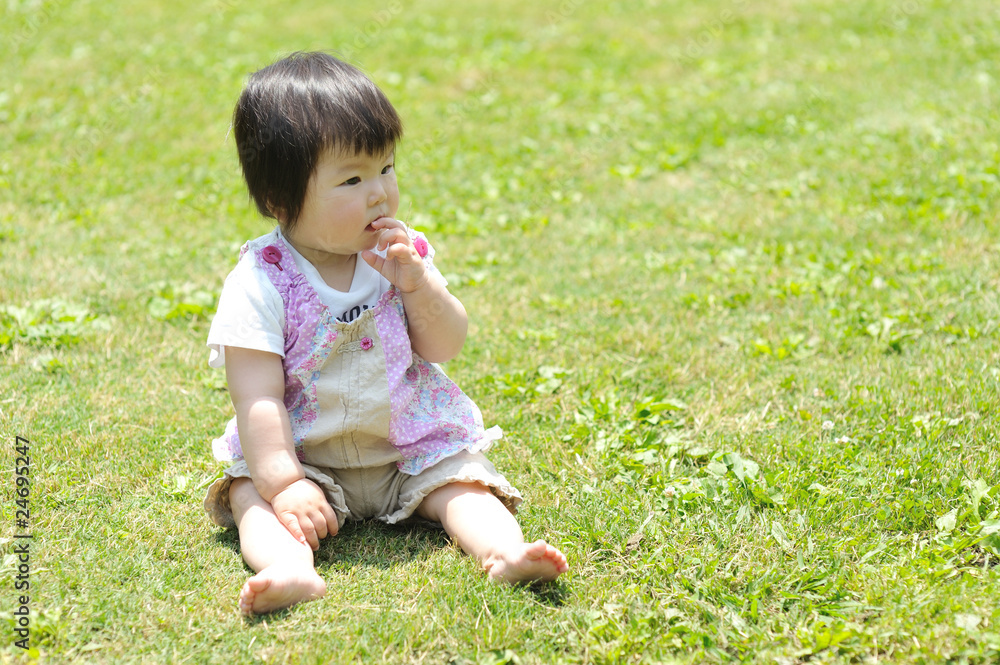 芝生に座ってる赤ちゃん 芝生に座ってる赤ちゃん