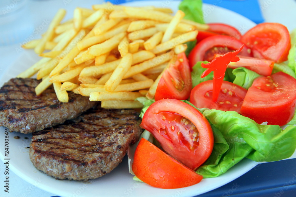 Assiette frites steacks salade Assiette frites steacks salade