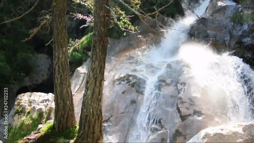 Tosender Wasserfall im Gebirge photo