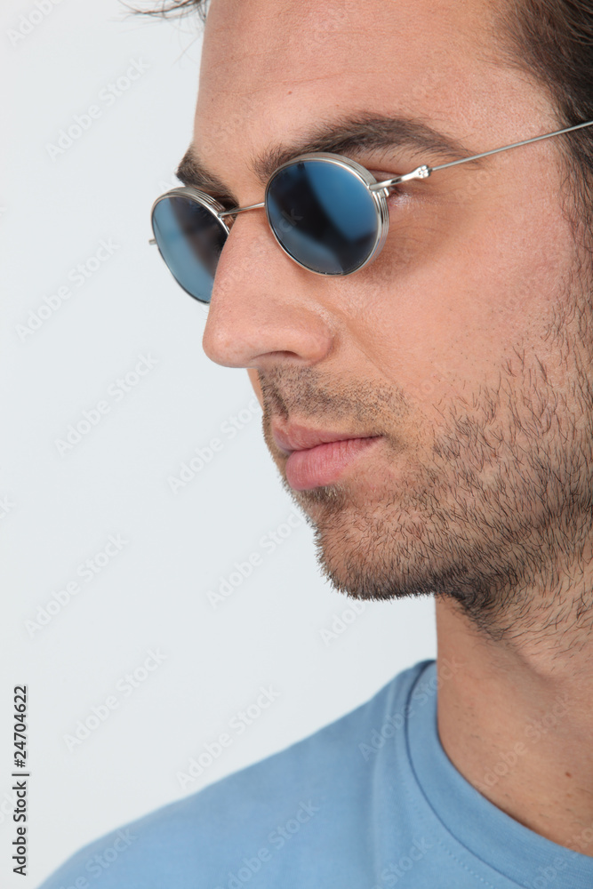 Portrait d'un homme portant des lunettes de soleil Portrait d'un homme portant des lunettes de soleil