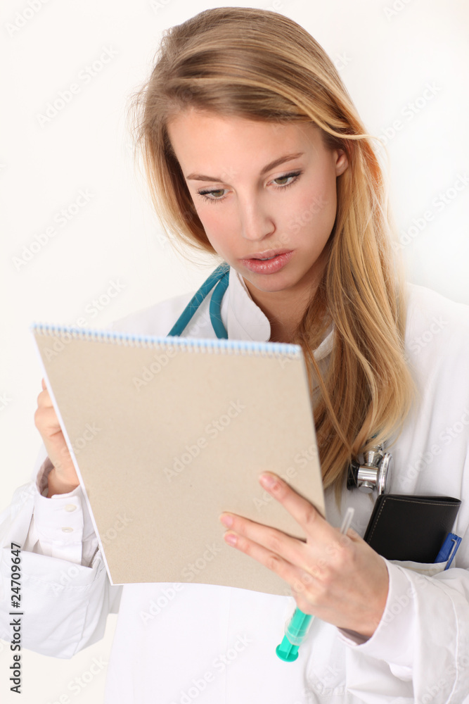 Ärztin mit Bericht