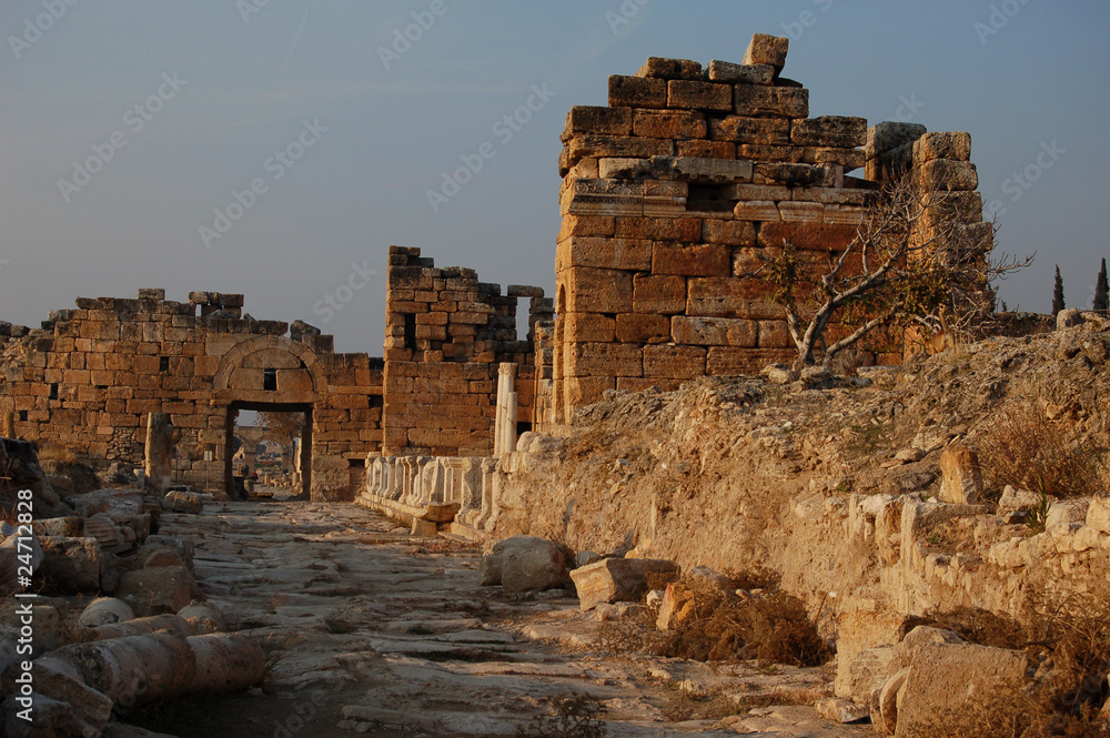 Coucher de soleil sur ruines grecques